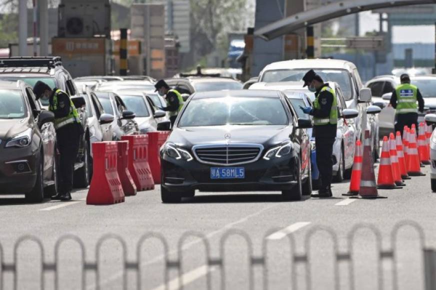 Los medios de comunicación chinos celebraron la suspensión de la prohibición de viajar, con titulares en las ediciones electrónicas que decían: 'Wuhan, hace tiempo que no te vemos'.