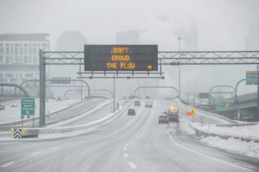 Ice and snow cover Interstate 93 through the city during Winter Storm Harper in Boston, Massachusetts on January 20, 2019. (Photo by Joseph PREZIOSO / AFP)