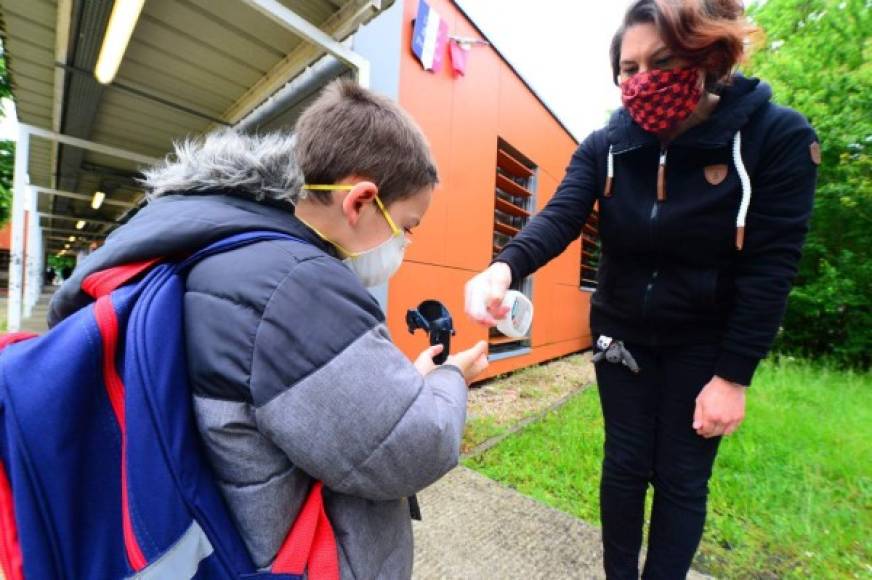 Tras dos largos meses de confinamiento, millones de niños y adolescentes franceses regresaron este martes a las aulas con estrictas medidas de bioseguridad ante el temor latente de un rebrote de coronavirus.