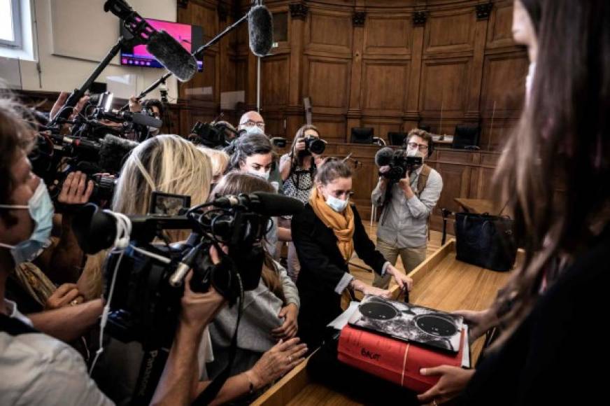 El juicio de Valérie Bacot se abrió este lunes en una corte de Saône-et-Loire, en el centro de Francia. Cerca de 600.000 personas han firmado una petición para exigir la liberación de esta mujer que narró el infierno que vivió durante años en un libro.