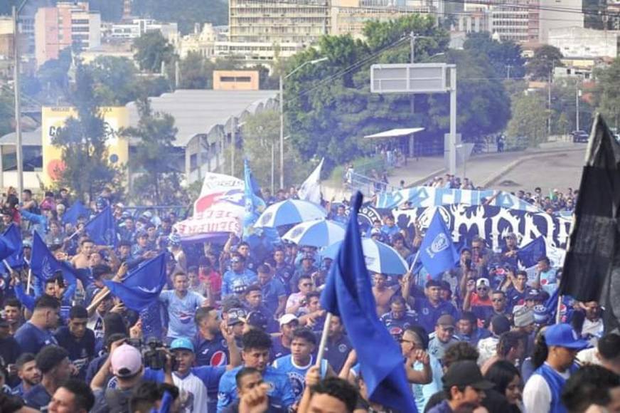 Una marea azul de los aficionados del Motagua llegando al estadio Nacional Chelato Uclés.