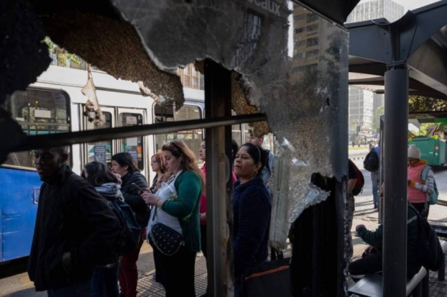 Un veintena de autobuses también fueron quemados en las manifestaciones.