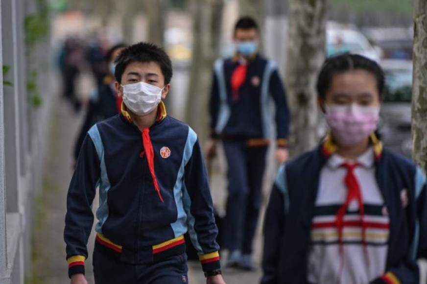 China logró contener la propagación del virus, que oficialmente dejó 4.633 muertos en el país. Pero ahora teme una segunda ola de contaminación con los casos 'importados', en su mayoría de chinos que vuelven al país.