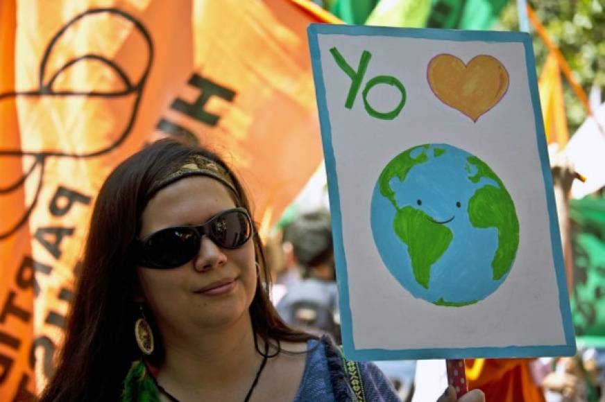 Con pancartas, los chilenos hicieron un llamado para frenar el deterioro ambiental en todo el planeta.