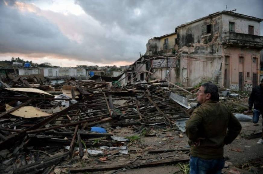 El municipio de Regla, de La Habana, uno de los más golpeados por el tornado, quedó inhabitable. 'Cuando sentimos la ráfaga de aire lo que hice fue agarrar a mi niña y agacharme en mi cocina', contó Canaima Hernández, de 36 años.
