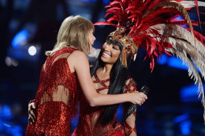Taylor Swift y Micki Minaj dejaron sus diferencias y cantaron juntas en los MTV VMA 2015.