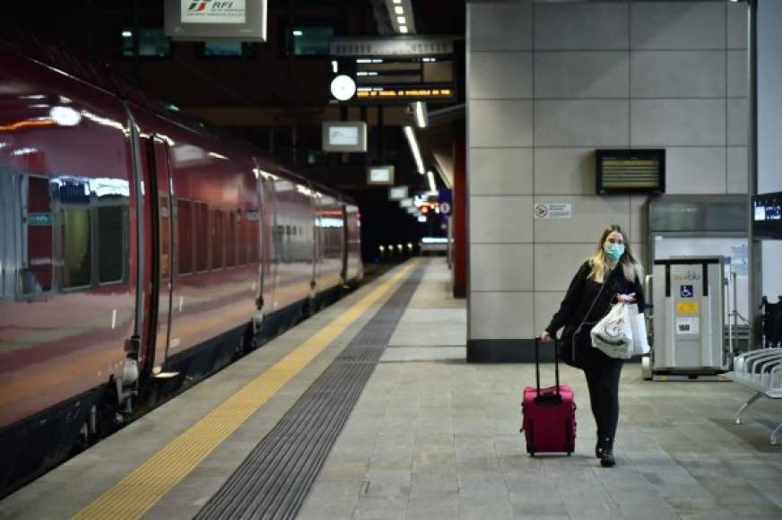 En esta imagen se observa una mujer caminando en la estación del metro en Porta Susa, usando mascarilla como medida preventiva ante la enfermedad. Hasta el momento se registran al menos 10,000 personas infectadas en Italia.