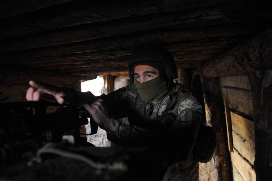 Tropas rusas y ucranianas se despliegan en la frontera ante temores de invasión a Kiev