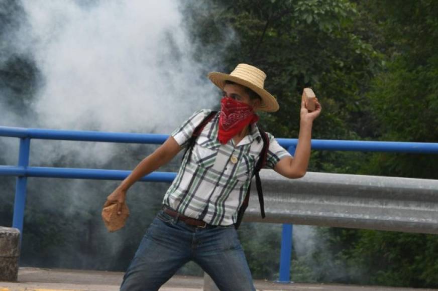 Los estudiantes respondieron lanzándole piedras a los policías, que emplearon el gas lacrimógeno y un cañón de agua a través de una unidad blindada para disolver manifestaciones. AFP