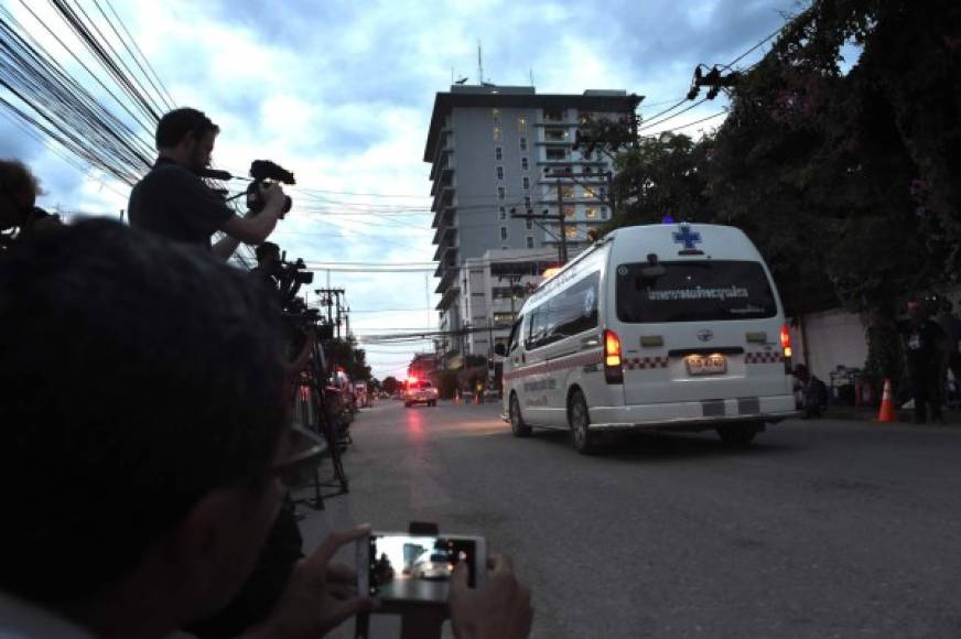 An ambulance transporting alleged members of the children's football team approaches the hospital in the northern Thai city of Chiang Rai on July 10, 2018 after being rescued in Tham Luang cave.<br/>All 12 boys and their coach who became trapped in a flooded Thai cave more than a fortnight ago have been rescued, the Navy SEALs announced on July 10, completing an astonishing against-the-odds rescue mission that has captivated the world. / AFP PHOTO / Lillian SUWANRUMPHA