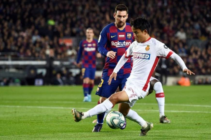 Takefusa Kubo, el que fuera una de las mejores promesas de La Masia, visitó el Camp Nou con el Mallorca y recibió muchos silbidos por parte de la afición del Barcelona. En la imagen es marcado por Messi.