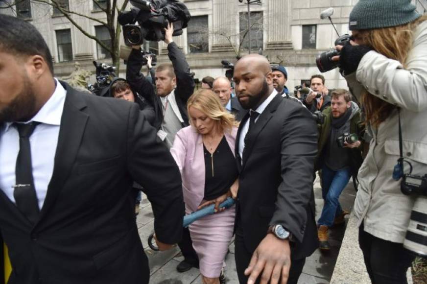 Stormy afirmó estar siendo acosada por los medios tras presentarse el lunes en la corte de Nueva York.