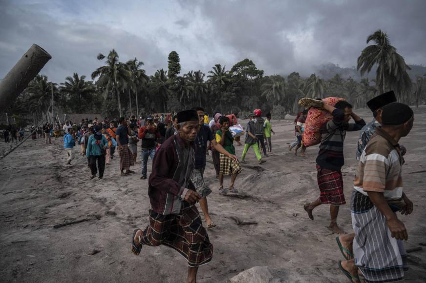 Impactantes imágenes de la devastación causada por gigantesca erupción del volcán Semeru en Indonesia