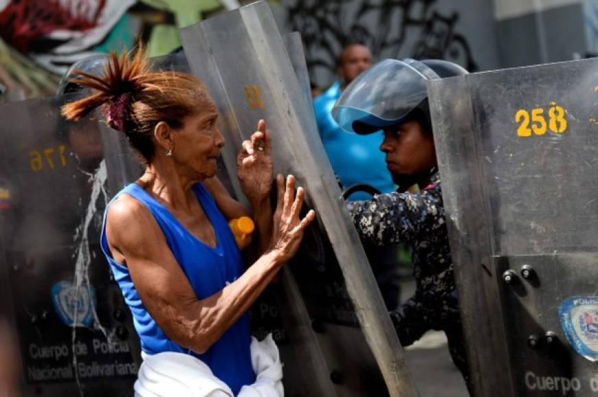 - Naufragio económico de Venezuela -<br/><br/>El 30 de julio, tras más de cuatro meses de violentas manifestaciones, Venezuela eligió una Asamblea Constituyente, dotada de poderes ilimitados y que fue rechazada por la oposición y buena parte de la comunidad internacional.<br/><br/>El nuevo órgano revocó a la exfiscal general Luisa Ortega, que terminó saliendo clandestinamente del país, y se atribuyó los poderes de la Asamblea Nacional. <br/><br/>Venezuela, cuya economía está hundida por la caída de los precios del petróleo, ha sido declarada en default parcial por varias agencias de calificación.<br/>