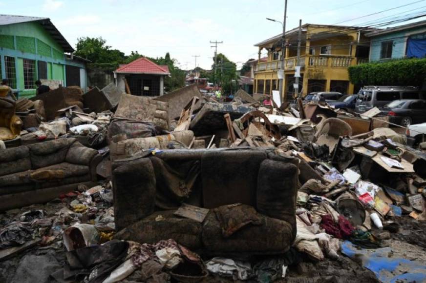 El Cuerpo de Bomberos de Guatemala y el Comando Sur de Estados Unidos se han sumado a las labores de rescate de centenares de personas afectadas por las inundaciones.