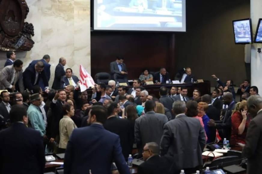 Otros diputados se limitaron a observar el desorden que protagonizaban tanto congresistas nacionalistas como de Libre.