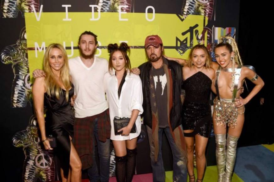 Miley Cyrus con su familia.