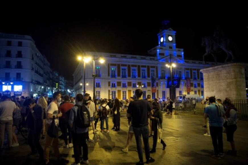 De hecho, en la Puerta del Sol, donde cada 31 de diciembre se celebra el fin de año, la Policía Local tuvo que desalojar la zona ante la concentración de gente que esperaba a que el icónico reloj de la plaza marcara las doce de la noche y decayese el estado de alarma.