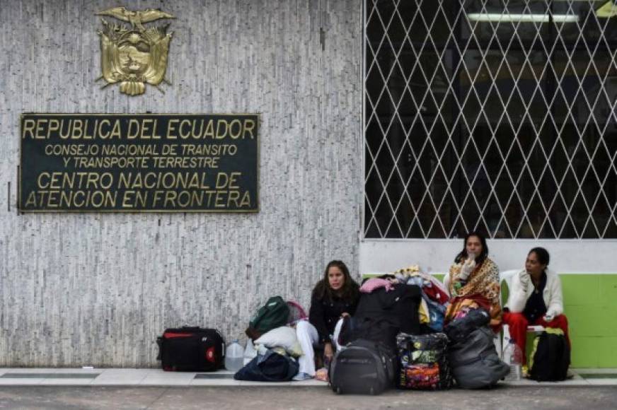 La nueva medida dejó a cientos de venezolanos varados en la frontera de Ecuador, quienes salieron desde hace varios días de su país portando únicamente su cédula.