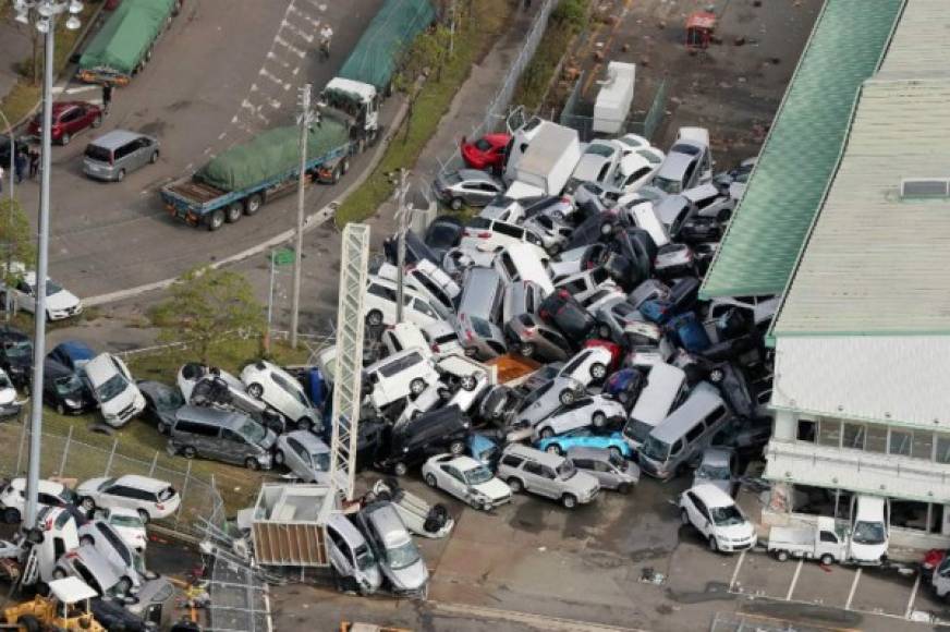 Japón se recupera este miércoles de los estragos causados por el poderoso tifón Jebi, que dejó al menos 11 muertos, 600 heridos y cuantiosos daños materiales como vehículos volcados e infraestructuras destruidas por los potentes vientos que azotaron el archipiélago.