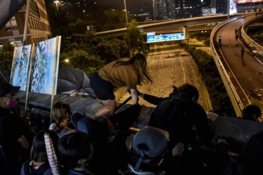 Caos en Hong Kong: Policía cerca a estudiantes en universidad