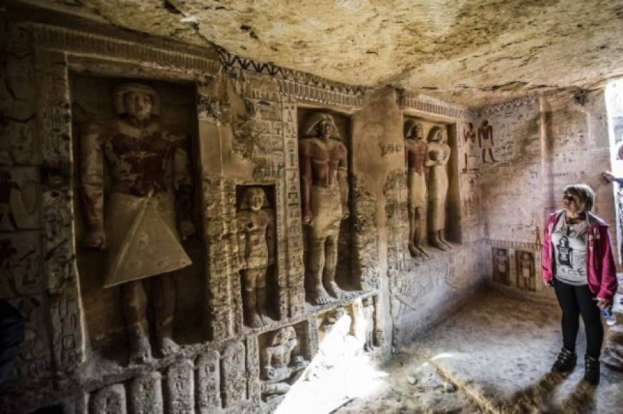 La tumba contiene escenas que muestran a su ocupante con su madre, su mujer y su familia, así como algunos nichos con estatuas coloreadas del difunto y su familia.