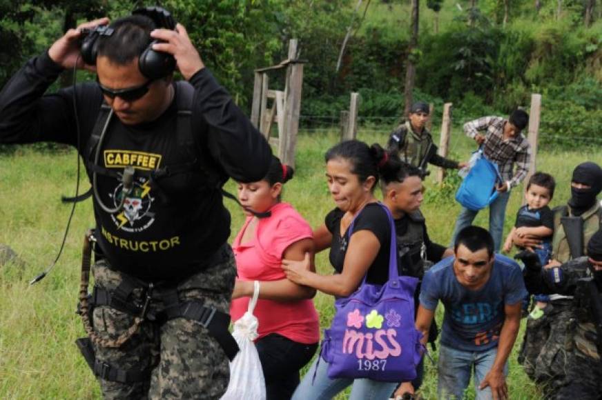 Decenas de militares, jueces y fiscales se trasladó a la reserva de la biosfera para desalojar a los ocupantes ilegales que han estado deforestando la tierra.