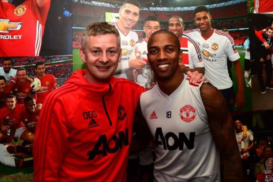 El lateral inglés Ashley Young (33 años) ha renovado con el Manchester United hasta 2020, según ha confirmado en un comunicado el conjunto inglés. Young llegó al equipo de Manchester en 2011, procedente del Aston Villa.