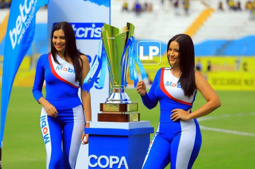 Las dos bellas edecanes que resguardaron la Copa del campeón de la Liga Nacional.