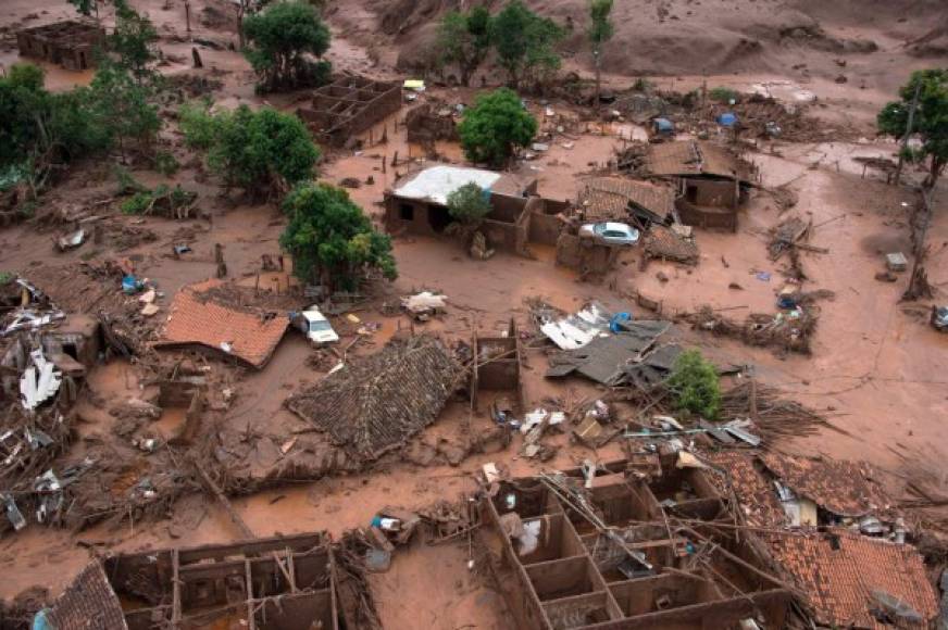 5 de noviembre de 2015: La ruptura de un dique minero en Mariana, en Minas Gerais (sudeste), deja 19 muertos y provoca la peor catástrofe ambiental de la historia de Brasil.<br/><br/>Un tsunami de lodo y residuos mineros se expande por 650 kilómetros contaminando el Rio Doce, uno de los principales del país. La represa estaba operada por Samarco, una joint venture del gigante minero brasileño Vale y la angloaustraliana BHP Billinton.