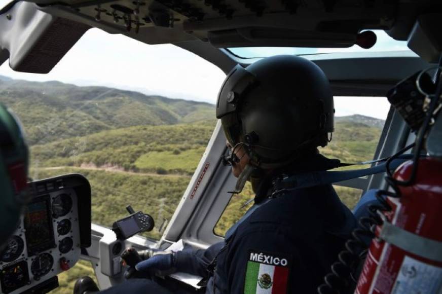 Las Fuerzas Federales buscan desde el aire indicios que los ayuden a encontrar a los jóvenes secuestrados por policías municipales en Iguala.