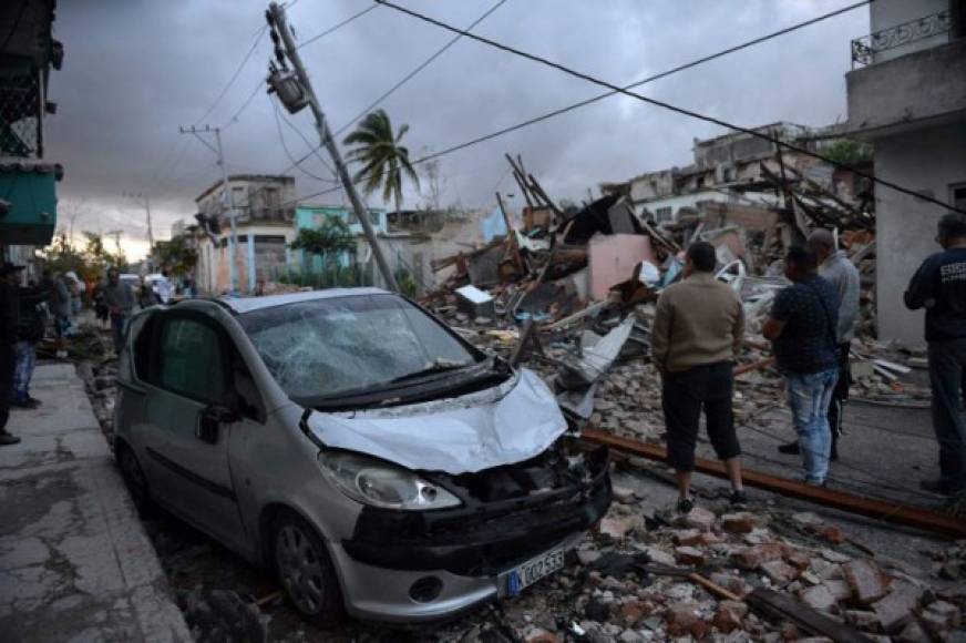 El portal oficialista Cubadebate detalló que 'La Habana sufrió el embate de un gran tornado que dejó numerosos daños humanos y materiales en varios poblados de la ciudad', que permanecieron por varias horas a oscuras.