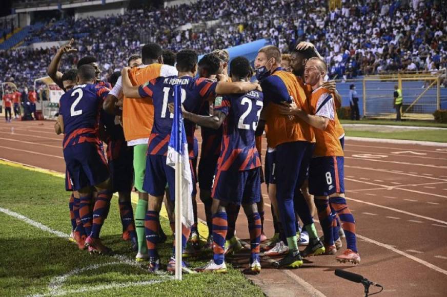 Jugadores de Estados Unidos celebrando un gol contra Honduras en el estadio Olímpico.