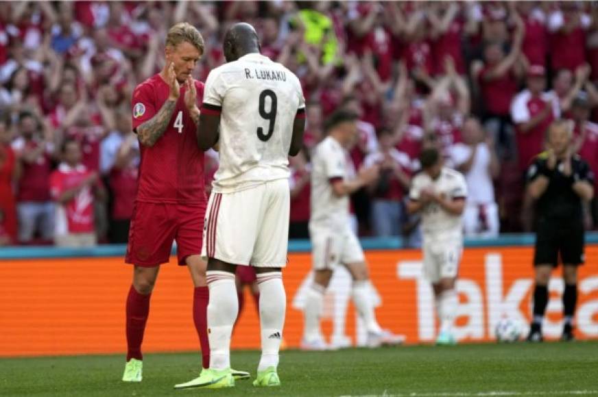 Romelu Lukaku y el capitán danés Simon Kjaer aplauden en el emotivo homenaje a Eriksen.<br/><br/>Foto EFE