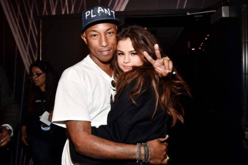 Pharrell Williams abraza a Selena Gomez.