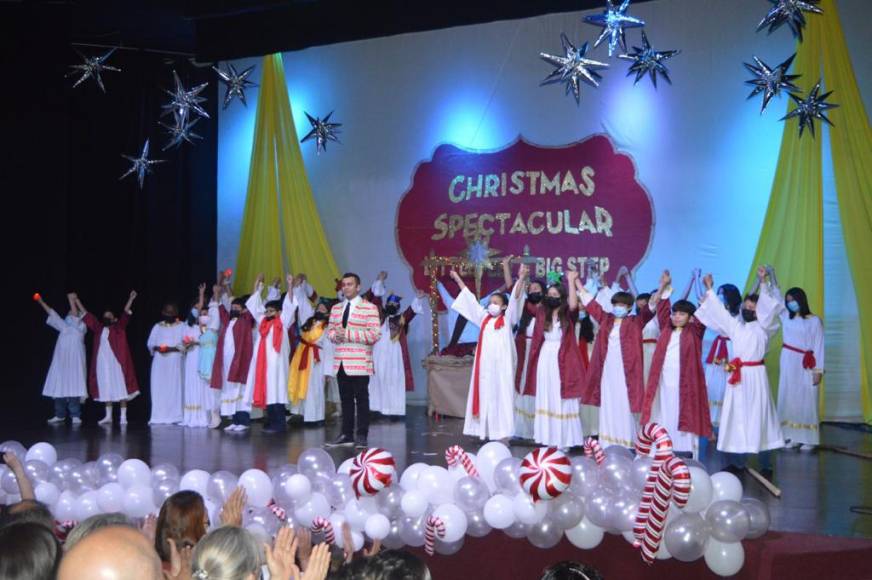 Los alumnos de 5 y 6 grado representaron el nacimiento de Jesús.
