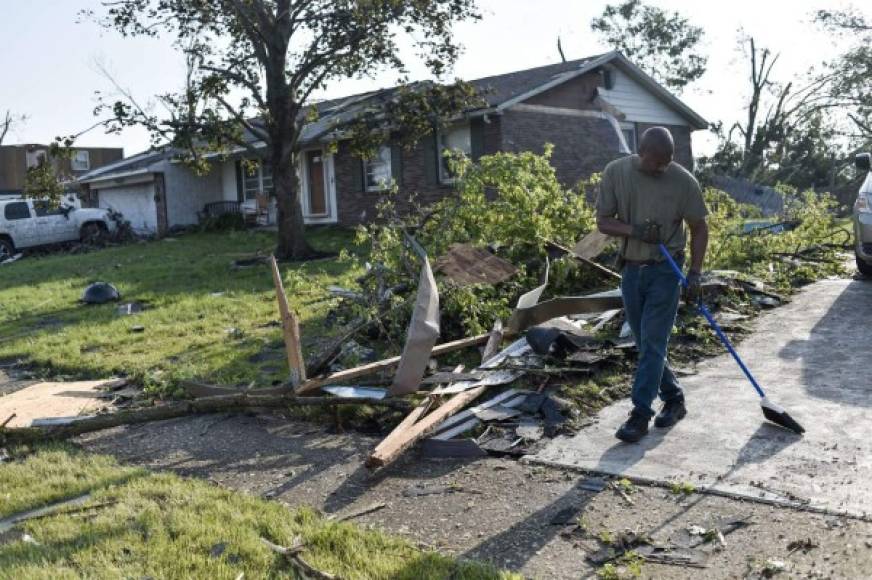 Al amanecer de este martes se hizo visible la magnitud de los destrozos mientras los equipos de rescate iban casa por casa en Dayton buscando víctimas del tornado.