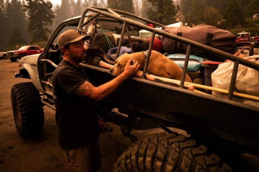 Varias comunidades en el área al noreste de Fresno recibieron la orden de evacuar sus casas.