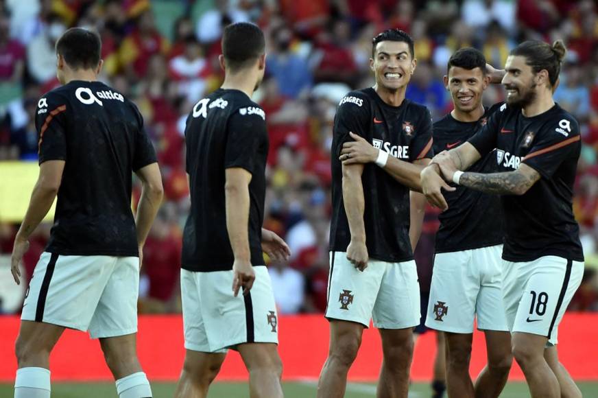 A Cristiano Ronaldo se le vió muy sonriente durante el calentamiento de Portugal previo al partido.