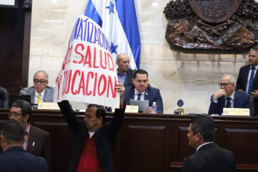 El diputado Sergio Castellanos portó una pancarta con la leyenda 'No a la privatización de salud y educación'.