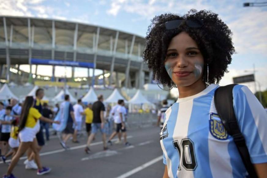 Esta guapa colocha, posando con la camiseta argentinay el estadio Fonte Nova Arena de fondo.