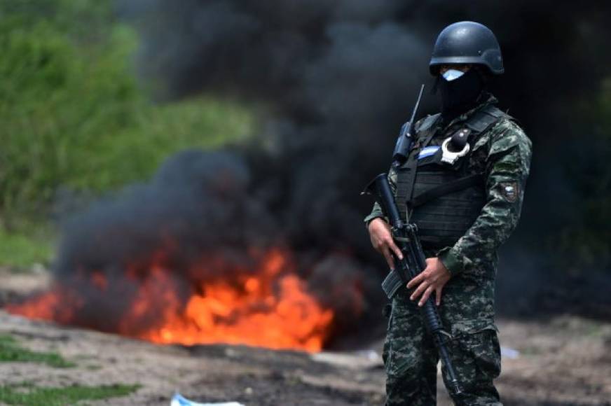 El escudo aéreo fue impuesto por Honduras de manera unilateral, mientras que en el marítimo cuenta con el apoyo de Estados Unidos a través de un guardacostas en aguas internacionales colindantes con las del país centroamericano en el Caribe.<br/><br/>El terrestre es desarrollado por agentes de la Policía Nacional, la Policía Militar de Orden Público y otras instituciones.<br/><br/>Según cifras oficiales, las fuerzas del orden decomisaron en 2019 más de 4.800 kilos de drogas, así como 50.000 plantas de marihuana.