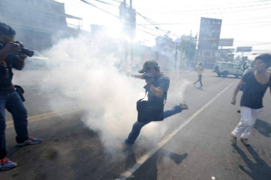 Indígenas lencas del Copinh se enfrentaron con policías antimotines frente a Casa Presidencial en Tegucigalpa. AFP