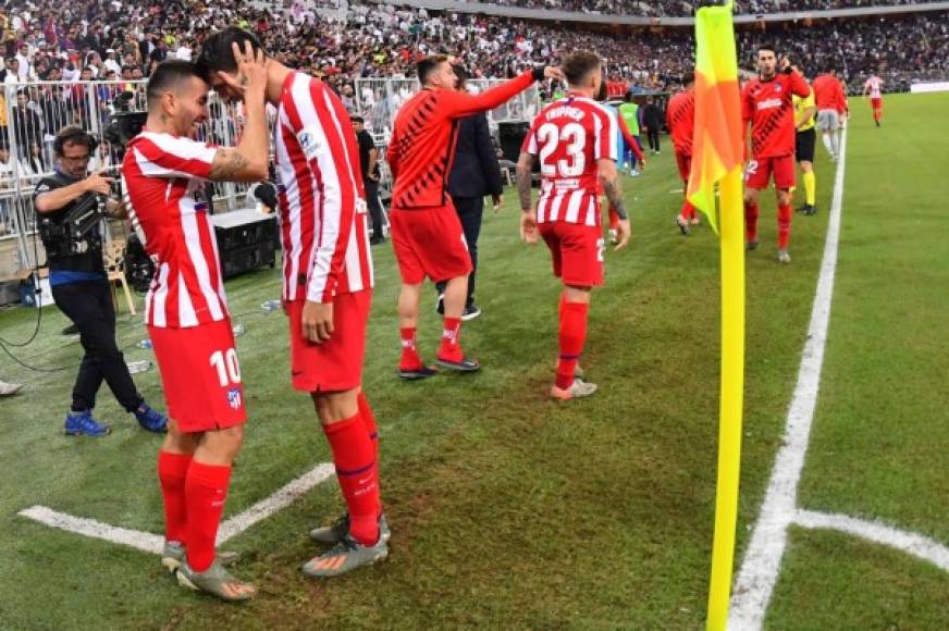 Ángel Correa y Álvaro Morata festejando el gol de la victoria colchonera.