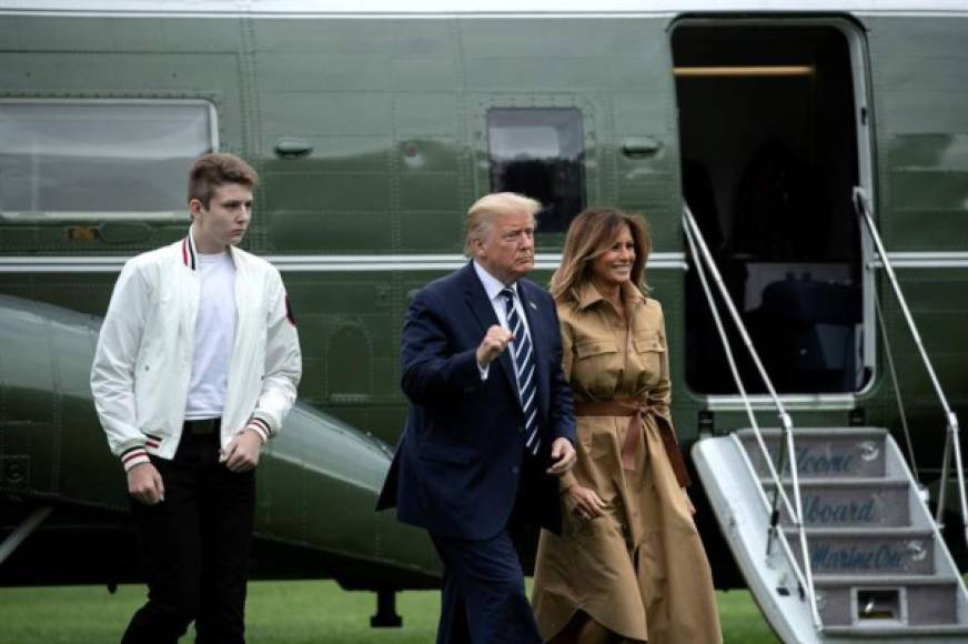 El presidente estadounidense, Donald Trump, regresó a la Casa Blanca junto a su esposa, la primera dama, Melania y su hijo menor, Barron, en la primera imagen de la familia presidencial desde el inicio de la pandemia de coronavirus.