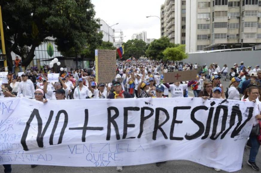 Vestidas de blanco, con flores y carteles que pedían 'no más represión', las opositoras encabezadas por varias diputadas intentaron llegar al ministerio de Interior y Justicia en el centro de Caracas.