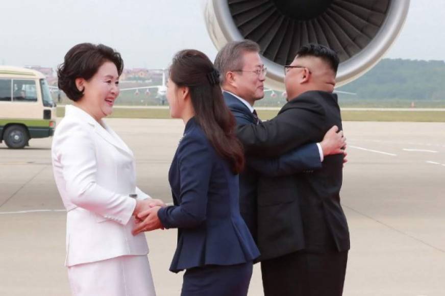 Kim recibió a su invitado en el aeropuerto internacional de Pyongyang, el lugar desde donde había supervisado los lanzamientos de misiles que provocaron graves tensiones entre las dos Coreas el año pasado.