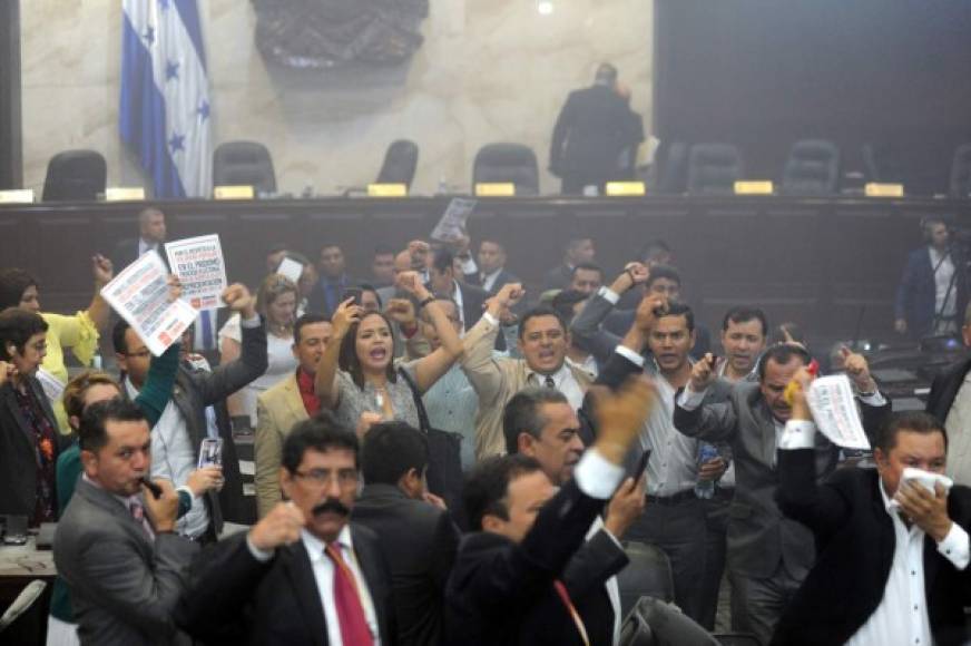 En medio de la pelea los diputados, en su mayoría oficialistas, discutieron varios proyectos, entre ellos la condecoración a la asociación de veteranos de guerra, pero no fue aprobado.