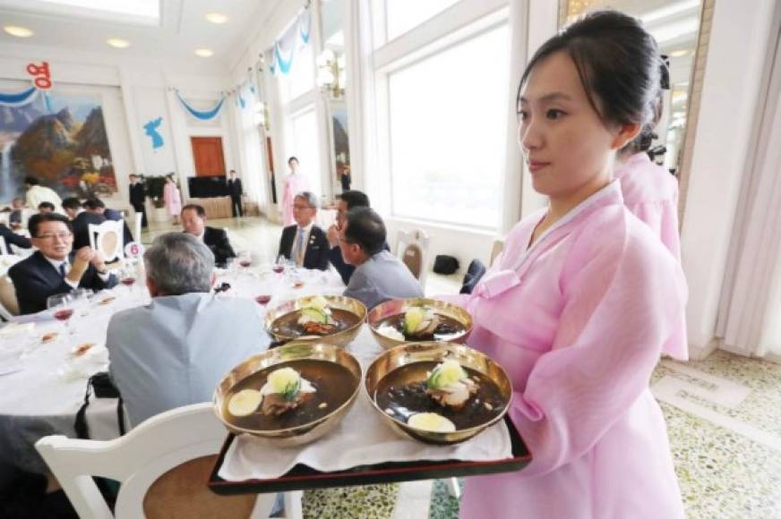 El líder norcoreano agasajó a Moon y su delegación con una cena en un lujoso restaurante de pescado recientemente abierto junto al Taedonggang, el río que atraviesa la capital.