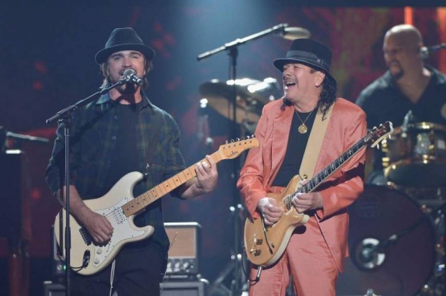 Juanes y Carlos Santana: Esta combinación fue realmente explosiva y le puso los pelos de punta a la audiencia. Carlos Santana es uno de los mejores guitarristas de la historia y junto a la estrella colombiana le rindieron un homenaje a Jarabe de Palo cuando tocaron su tema “Flaca”.
